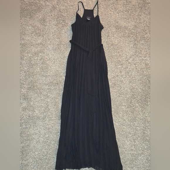 B Darlin Dresses & Skirts - B Darlin Pleated Black Halter Maxi Dress With Tie Belt Size 5/6